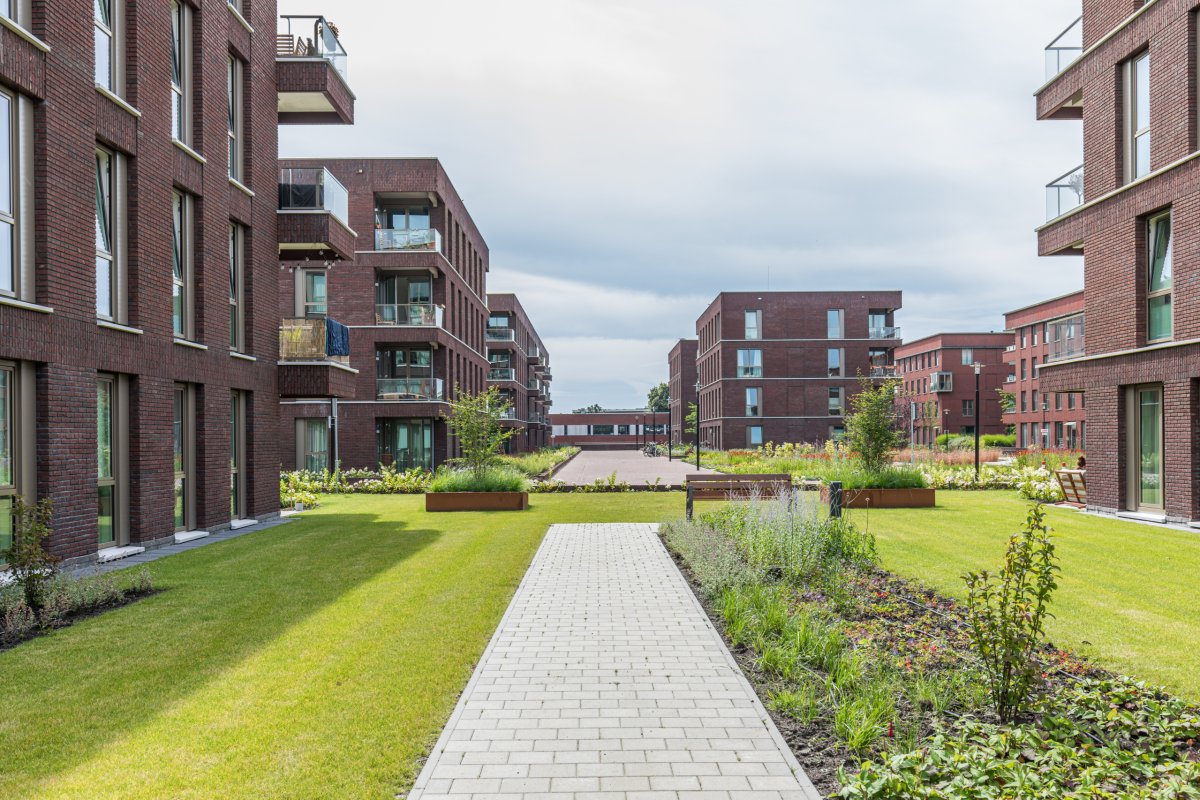 met bijhordende parkeerplaats voor